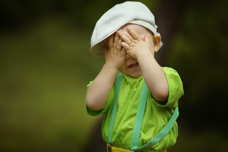 बच्चों के हातों को उनके चेहरे से दूर रखें keep hands away from face to prevent infection